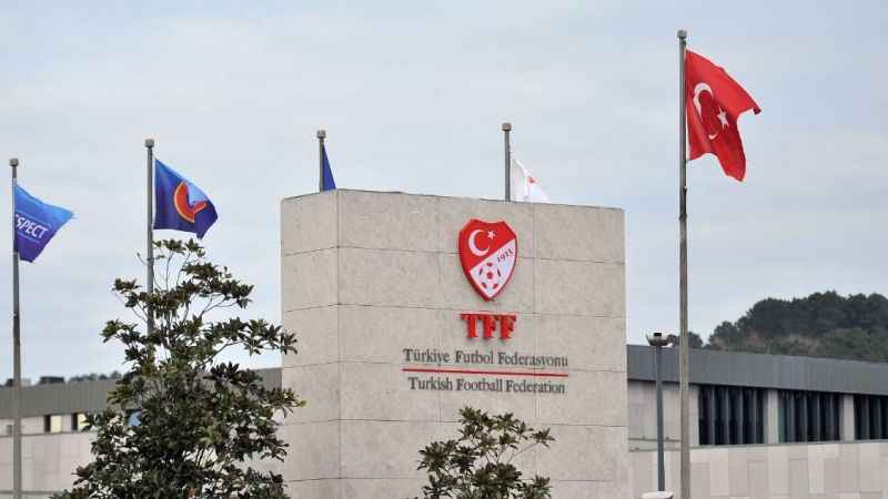 PFDK'dan Galatasaray ve Fenerbahçe'ye para cezası PFDK'dan Galatasaray ve Fenerbahçe'ye para cezası