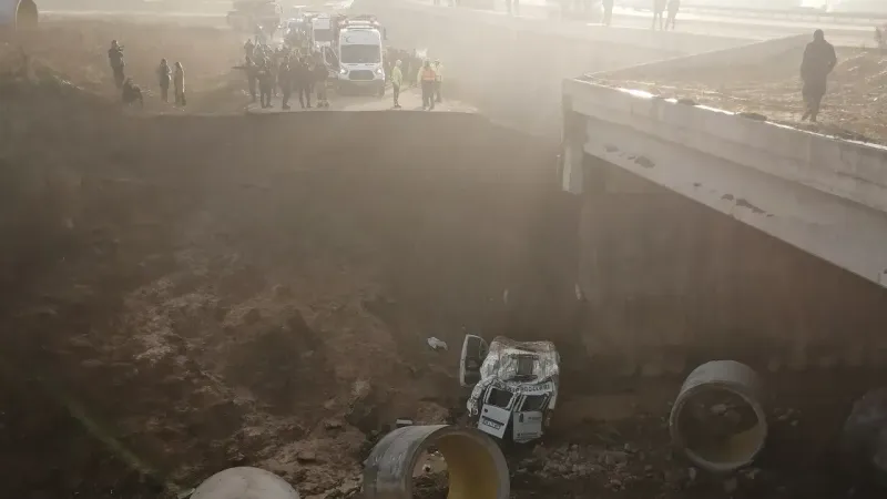 Tuzla'da servis minibüsü dere yatağına uçtu: 1 ölü, 14 yaralı Tuzla'da servis minibüsü dere yatağına uçtu: 1 ölü, 14 yaralı