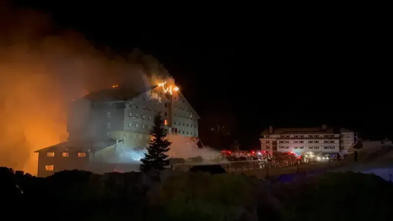 Yangını ilk gören aşçının ifadesi ortaya çıktı: "Söndürmeye yarar su fıskiyesi çalışmadı" Yangını ilk gören aşçının ifadesi ortaya çıktı: "Söndürmeye yarar su fıskiyesi çalışmadı"