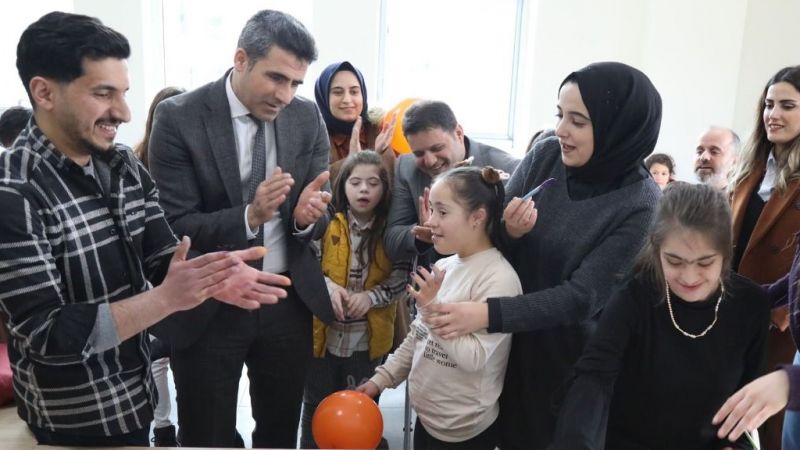 Down Sendromlu Halay Ekibi Coşturdu Down Sendromlu Halay Ekibi Coşturdu