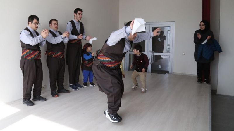Down Sendromlu Halay Ekibi Coşturdu Down Sendromlu Halay Ekibi Coşturdu