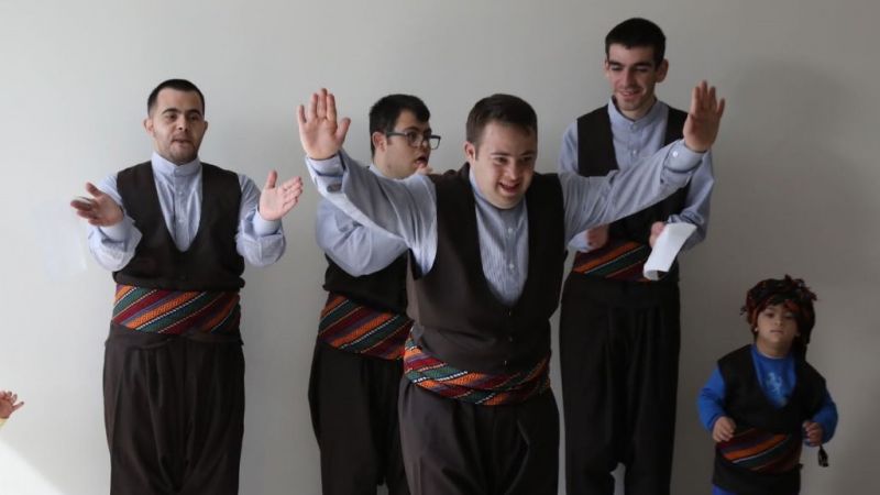 Down Sendromlu Halay Ekibi Coşturdu Down Sendromlu Halay Ekibi Coşturdu