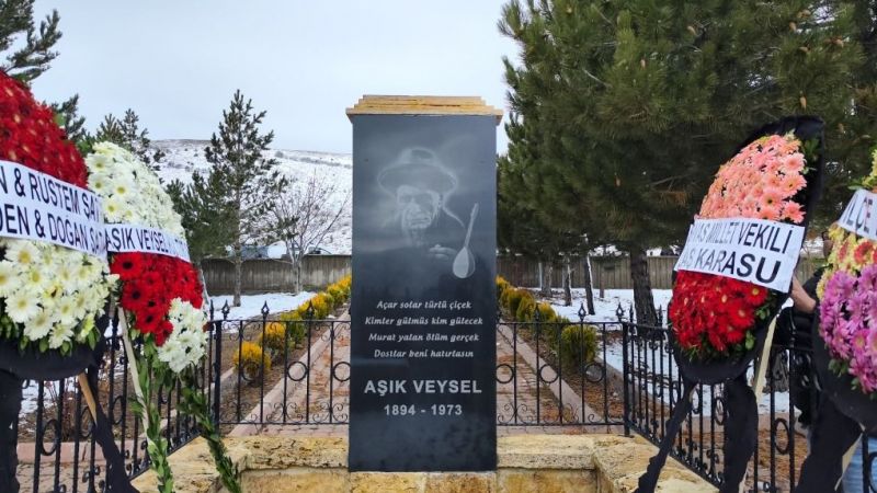 Aşık Veysel Mezarı Başında Anıldı Aşık Veysel Mezarı Başında Anıldı
