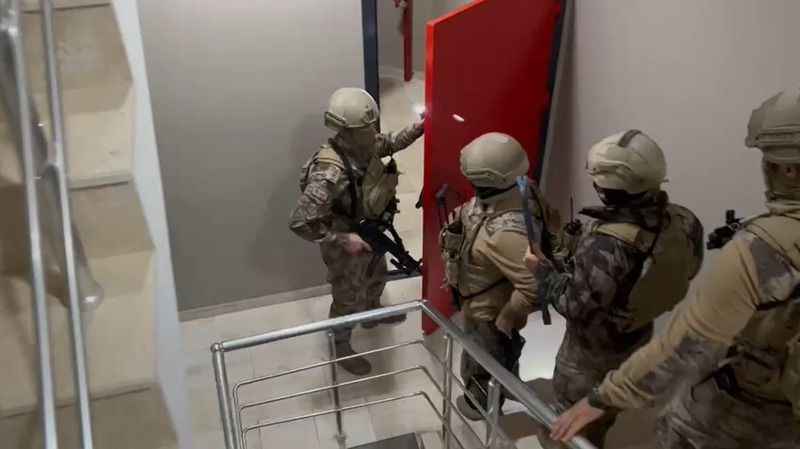 Kuzenler yakayı ele verdi! Kuzenler yakayı ele verdi!