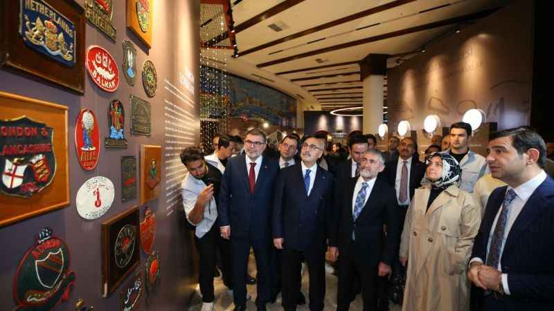 Otoparka dönüştürülen İzmir İktisat Kongresi yeniden inşa edildi Otoparka dönüştürülen İzmir İktisat Kongresi yeniden inşa edildi