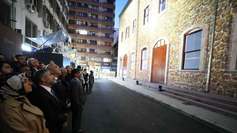 Otoparka dönüştürülen İzmir İktisat Kongresi yeniden inşa edildi Otoparka dönüştürülen İzmir İktisat Kongresi yeniden inşa edildi