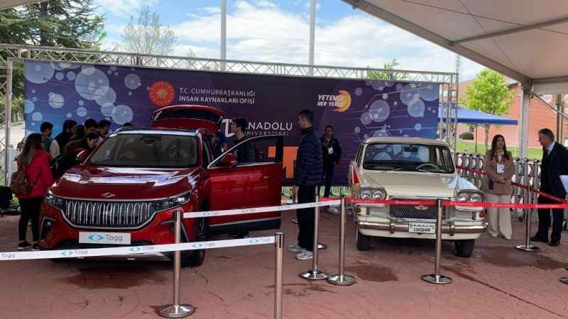 TOGG ve Devrim yan yana TOGG ve Devrim yan yana