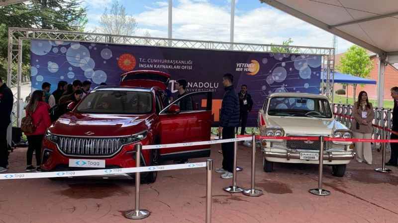 TOGG ve Devrim yan yana TOGG ve Devrim yan yana