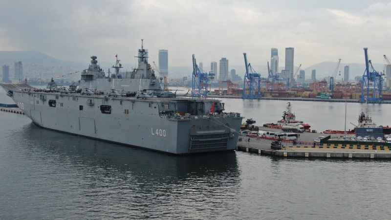 TCG Anadolu İzmir'de ziyaretçi akınına uğruyor TCG Anadolu İzmir'de ziyaretçi akınına uğruyor