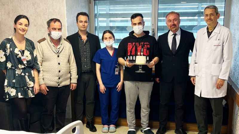 Oğluna doğum günü hediyesi olarak böbreğini verdi Oğluna doğum günü hediyesi olarak böbreğini verdi