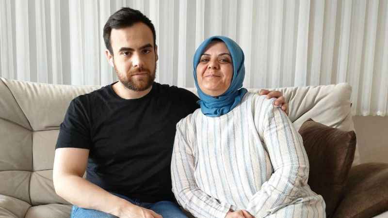 Oğluna doğum günü hediyesi olarak böbreğini verdi Oğluna doğum günü hediyesi olarak böbreğini verdi