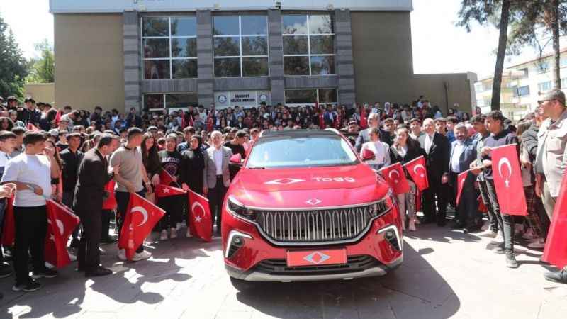 Öğrencilere TOGG sürprizi Öğrencilere TOGG sürprizi