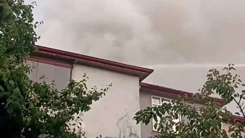 Yıldırım düşen evin çatısı alev aldı Yıldırım düşen evin çatısı alev aldı