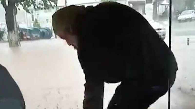Sele kahvehanede yakalandılar Sele kahvehanede yakalandılar