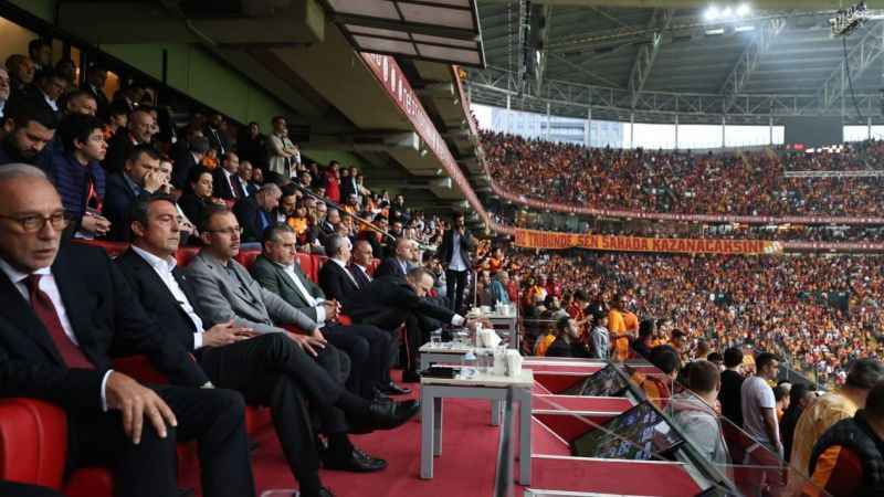 Gençlik ve Spor Bakanı derbi maçında  Gençlik ve Spor Bakanı derbi maçında