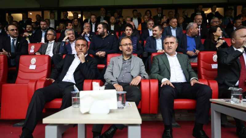 Gençlik ve Spor Bakanı derbi maçında  Gençlik ve Spor Bakanı derbi maçında