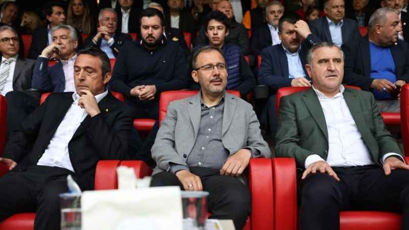 Gençlik ve Spor Bakanı derbi maçında  Gençlik ve Spor Bakanı derbi maçında