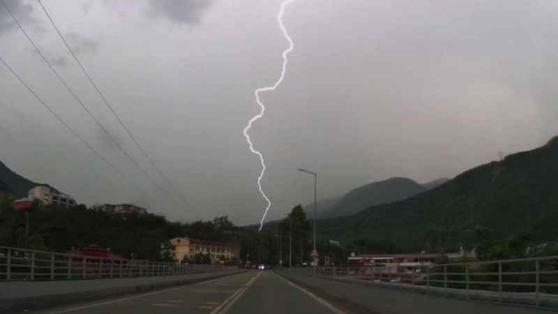Artvin’de yıldırım düşme anı araç kamerasına yansıdı Artvin’de yıldırım düşme anı araç kamerasına yansıdı
