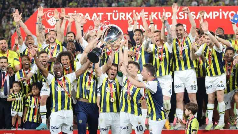 Fenerbahçe kupayı 5 yıldızlı formayla aldı Fenerbahçe kupayı 5 yıldızlı formayla aldı