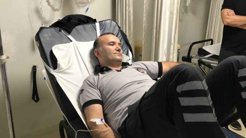 Muayenede güçlük çıkaran alkollü şahıs, hastanenin güvenlik görevlisini bıçakladı Muayenede güçlük çıkaran alkollü şahıs, hastanenin güvenlik görevlisini bıçakladı