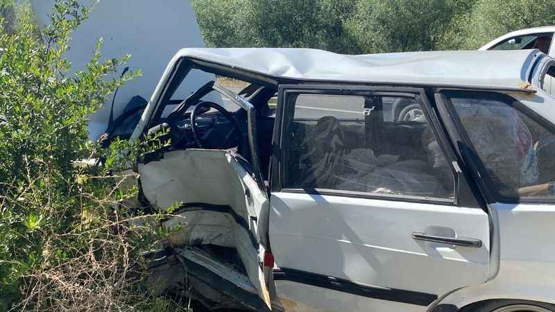 Uşak'ta iki otomobil çarpıştı: 2 yaralı Uşak'ta iki otomobil çarpıştı: 2 yaralı