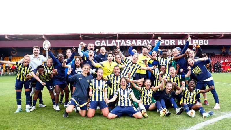 Fenerbahçe Kadın Futbol Takımı 13 oyuncu ile sözleşme yeniledi Fenerbahçe Kadın Futbol Takımı 13 oyuncu ile sözleşme yeniledi
