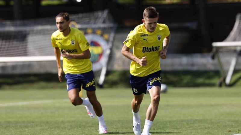 Fenerbahçe'de yeni transfer Sebastian Szymanski, ilk antrenmanına çıktı Fenerbahçe'de yeni transfer Sebastian Szymanski, ilk antrenmanına çıktı