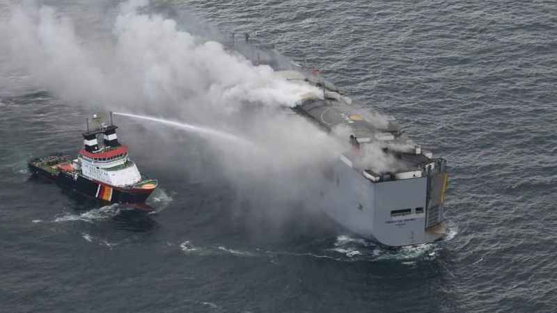 Hollanda’da kargo gemisindeki yangın 2 gündür devam ediyor Hollanda’da kargo gemisindeki yangın 2 gündür devam ediyor