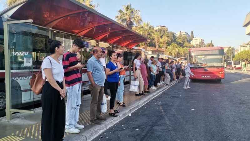 İzmir’de duraklarda ve trafikte grev yoğunluğu İzmir’de duraklarda ve trafikte grev yoğunluğu