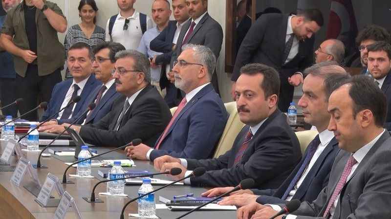 Bakan Işıkhan: “Mutabakata vararak ‘Toplu Sözleşmemizi uzlaşma ile sonuçlandırmayı hedefliyoruz” Bakan Işıkhan: “Mutabakata vararak ‘Toplu Sözleşmemizi uzlaşma ile sonuçlandırmayı hedefliyoruz”