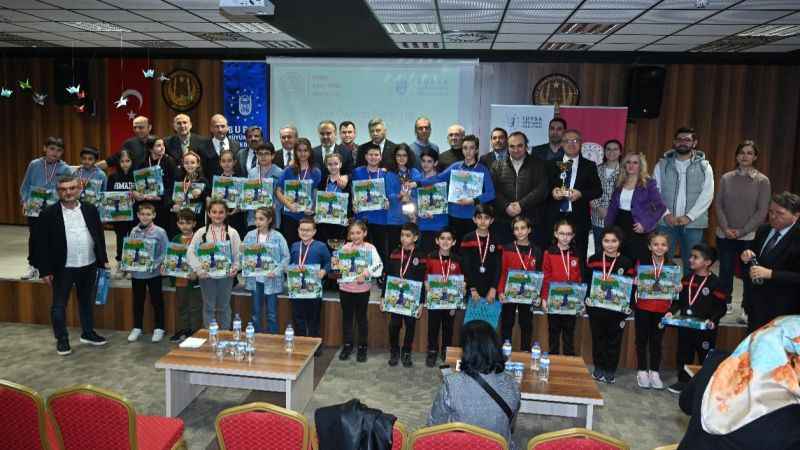 Bursa'da Zeka Oyunları Süper Ligi ödül töreniyle final yaptı Bursa'da Zeka Oyunları Süper Ligi ödül töreniyle final yaptı