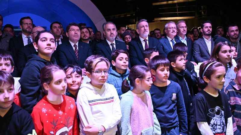 SpaceX ile uzay yolculuğu Bursa'da heyecanla izlendi SpaceX ile uzay yolculuğu Bursa'da heyecanla izlendi