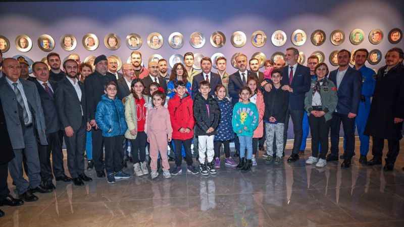 SpaceX ile uzay yolculuğu Bursa'da heyecanla izlendi SpaceX ile uzay yolculuğu Bursa'da heyecanla izlendi