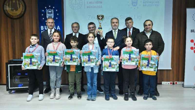 Bursa'da Zeka Oyunları Süper Ligi ödül töreniyle final yaptı Bursa'da Zeka Oyunları Süper Ligi ödül töreniyle final yaptı