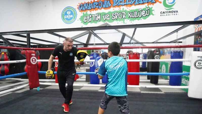 Çayırova'da çocuklar ve gençler, sporun keyfini çıkarıyor