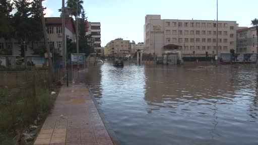 İskenderun'da sokak araları sular altında İskenderun'da sokak araları sular altında