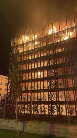 İzmir'de 4 bloklu site alevlere teslim oldu! İzmir'de 4 bloklu site alevlere teslim oldu!