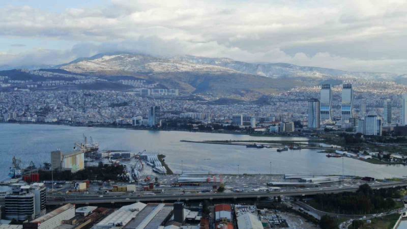 İzmirlilere kar sürprizi İzmirlilere kar sürprizi