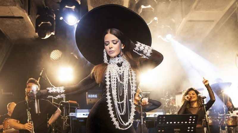 Yeni Şarkısını İlk Kez Hayranlarıyla Söyledi Yeni Şarkısını İlk Kez Hayranlarıyla Söyledi