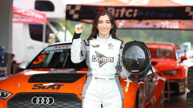 Seda Kaçan Türkiye Pist Şampiyonası’nda genel klasman birinciliği kazanan ilk kadın pilot oldu Seda Kaçan Türkiye Pist Şampiyonası’nda genel klasman birinciliği kazanan ilk kadın pilot oldu