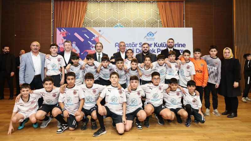 Sultangazi'de amatör spor kulüplerine 2 Milyon TL destek Sultangazi'de amatör spor kulüplerine 2 Milyon TL destek