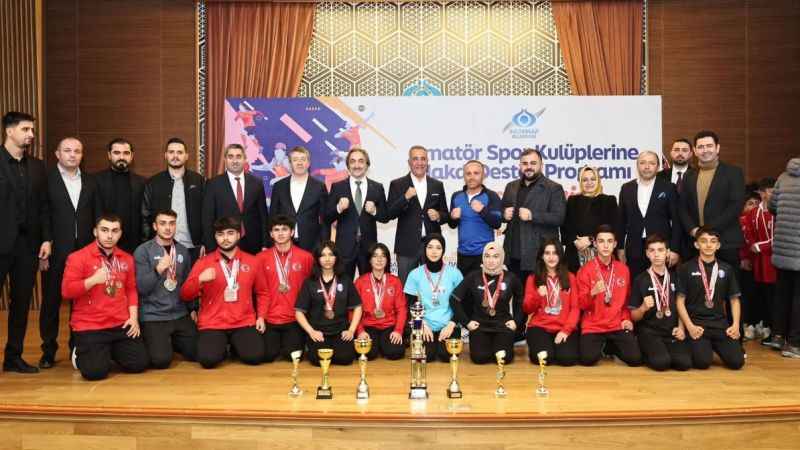 Sultangazi'de amatör spor kulüplerine 2 Milyon TL destek Sultangazi'de amatör spor kulüplerine 2 Milyon TL destek