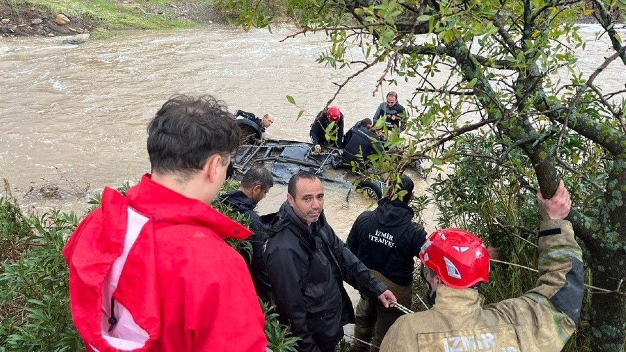 İzmir Foça'da sele kapılan bir kişi aranıyor İzmir Foça'da sele kapılan bir kişi aranıyor