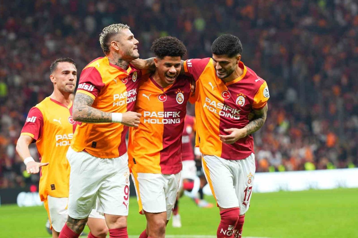 Okan Buruk, Galatasaray ile Süper Lig’de 100. kez kazandı Okan Buruk, Galatasaray ile Süper Lig’de 100. kez kazandı