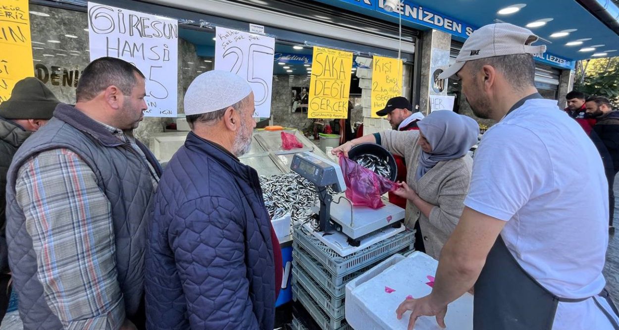 Ordu’da hamsi 25 liraya düştü, vatandaş almak için sıraya girdi Ordu’da hamsi 25 liraya düştü, vatandaş almak için sıraya girdi