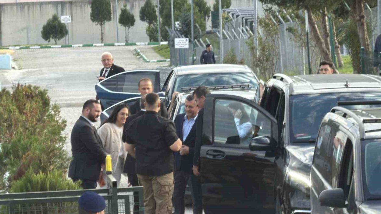Özgür Özel, Düzce’de tutuklu bulunan Pınar Türker’i ziyaret etti Özgür Özel, Düzce’de tutuklu bulunan Pınar Türker’i ziyaret etti