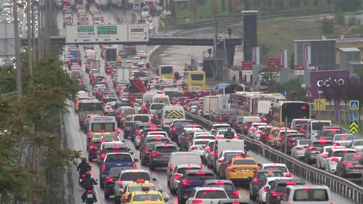 Sağanak yağış İstanbul trafiğini kilitledi Sağanak yağış İstanbul trafiğini kilitledi