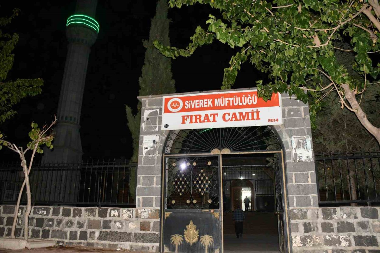 Şanlıurfa'da cami bahçesinde toprağa gömülü bebek bulundu Şanlıurfa'da cami bahçesinde toprağa gömülü bebek bulundu