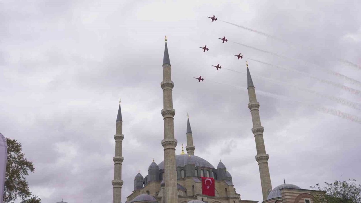 Türk Yıldızları Edirne’de nefes kesti Türk Yıldızları Edirne’de nefes kesti