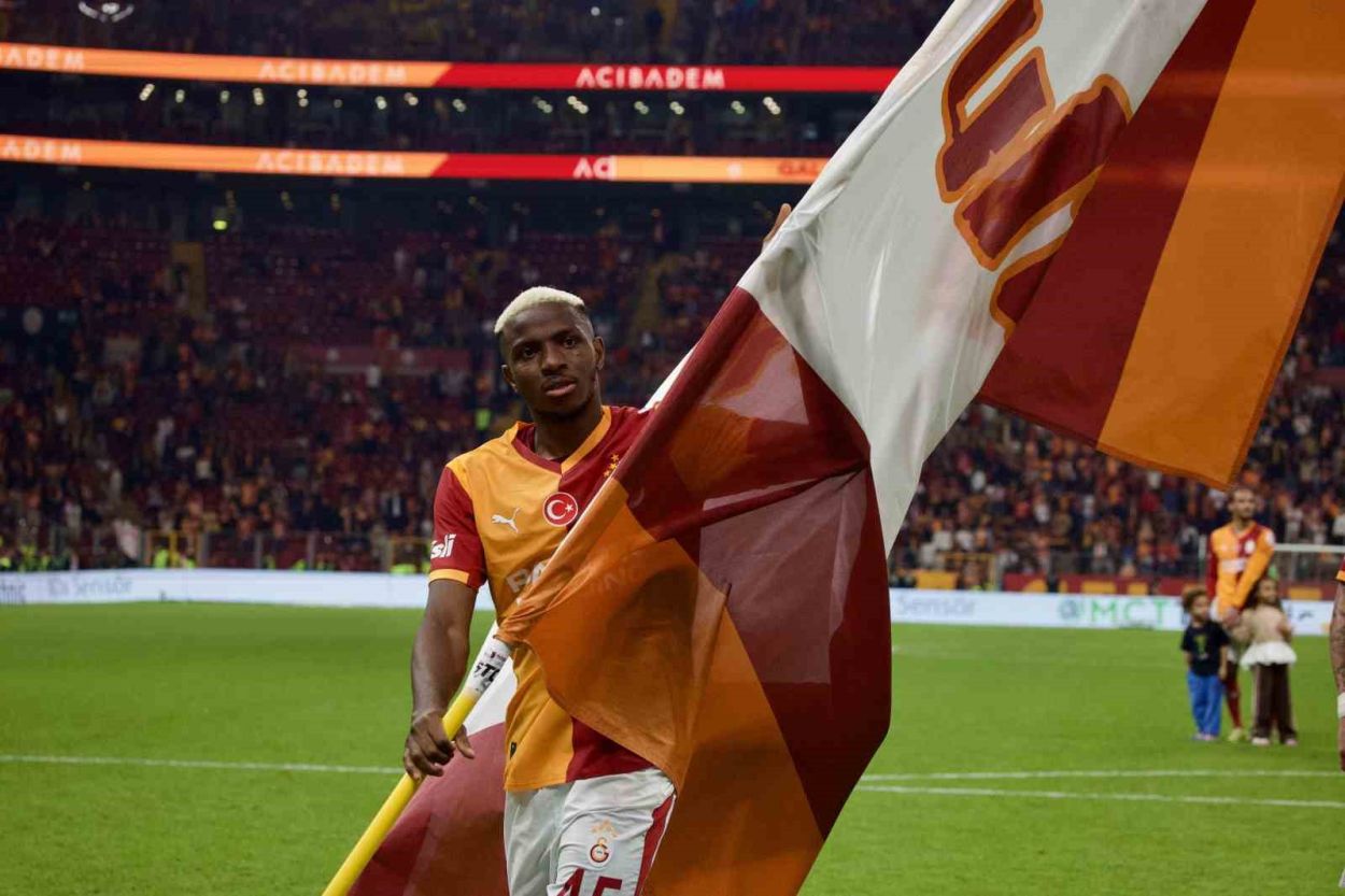 Victor Osimhen, Okan Buruk’u yakaladı Victor Osimhen, Okan Buruk’u yakaladı
